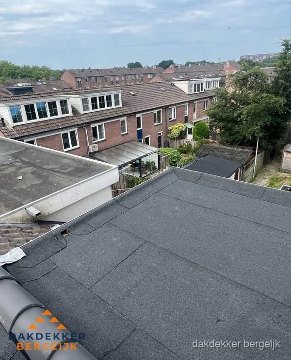 Vernieuwd plat dak met bitumen in woonwijk in Bergeijk Vernieuwd plat dak met bitumen in woonwijk in Bergeijk