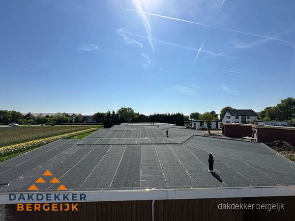 Groot plat dak met bitumen dakbedekking op bedrijfspand in Bergeijk Groot plat dak met bitumen dakbedekking op bedrijfspand in Bergeijk