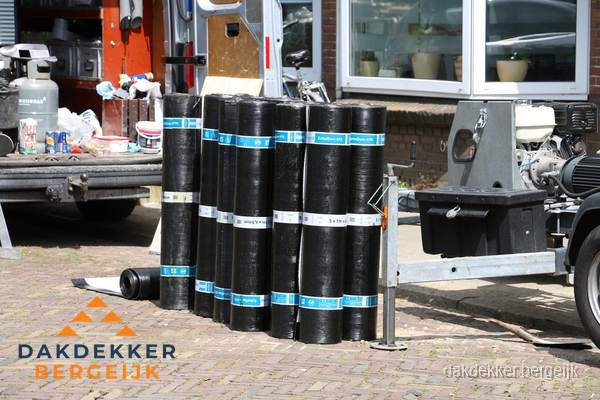 Rollen bitumen dakbedekking klaar voor daklekkage reparatie in Bergeijk Rollen bitumen dakbedekking klaar voor daklekkage reparatie in Bergeijk