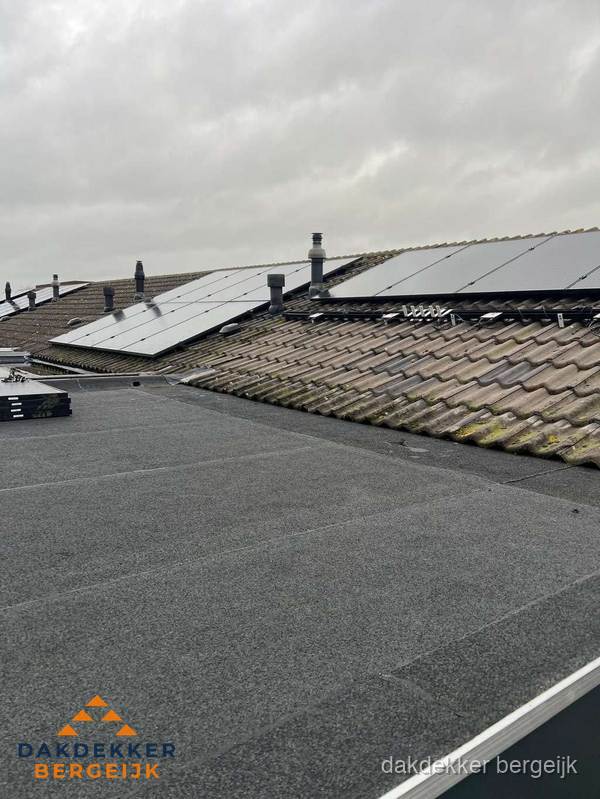 Bitumen dakbedekking op plat dak met aansluitend pannendak en zonnepanelen in Bergeijk Bitumen dakbedekking op plat dak met aansluitend pannendak en zonnepanelen in Bergeijk