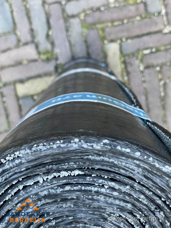 Rol bitumen dakleer met leislag voor plat dak in Bergeijk Rol bitumen dakleer met leislag voor plat dak in Bergeijk