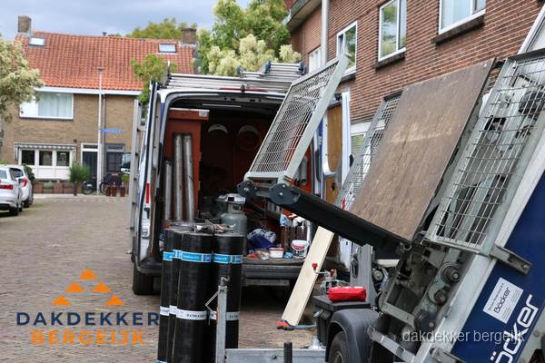 Dakdekkersbusje met materiaal en ladderlift voor dakpannen vervangen in Bergeijk Dakdekkersbusje met materiaal en ladderlift voor dakpannen vervangen in Bergeijk