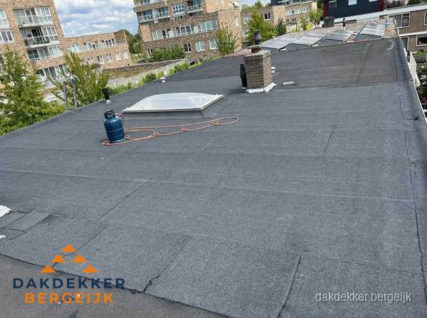 Bitumen dakbedekking op plat dak met lichtkoepel en schoorsteen in Bergeijk Bitumen dakbedekking op plat dak met lichtkoepel en schoorsteen in Bergeijk