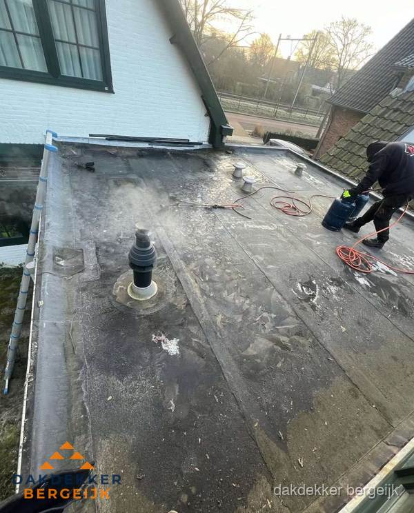 Dakdekker verhelpt daklekkage op plat dak in Bergeijk Dakdekker verhelpt daklekkage op plat dak in Bergeijk