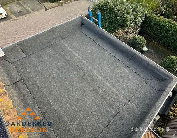 Gerenoveerd plat dak met nieuwe bitumen dakbedekking in Bergeijk Gerenoveerd plat dak met nieuwe bitumen dakbedekking in Bergeijk